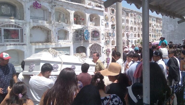 Familiares y amigos despiden con emotivo homenaje a adolescente fallecido en el río Chira