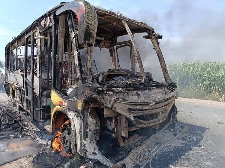 La Libertad: delincuentes roban e incendian bus de empresa 'El Dorado' en Paiján