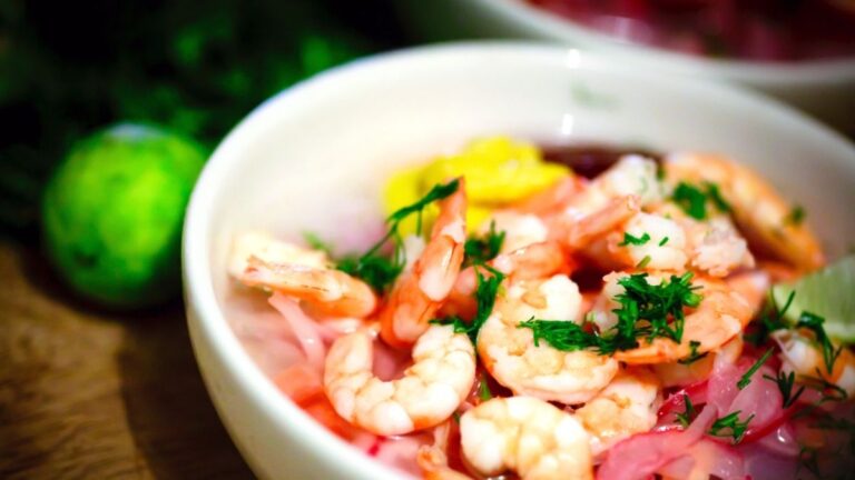 Ceviche de langostinos: Ingredientes y cómo prepararlo para comer en familia