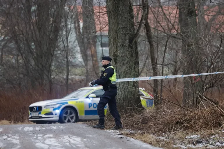 Las fuerzas policiales, desplegadas en el lugar de un tiroteo en la escuela Risbergska en Orebro. EFE/EPA/Kicki Nilsson