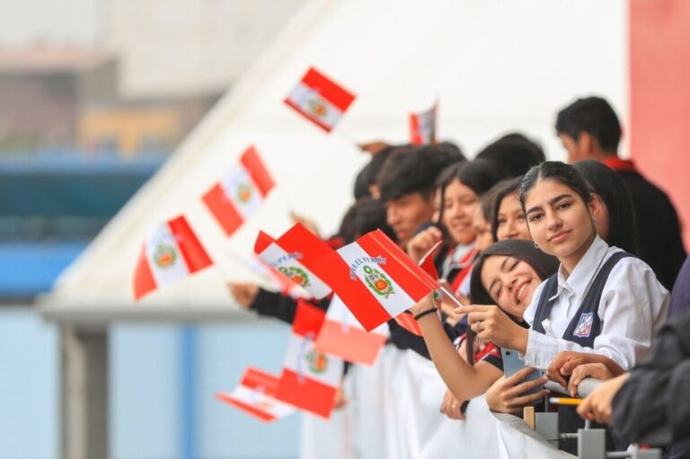 Más de seis millones de estudiantes inician el año escolar 2025 en colegios públicos