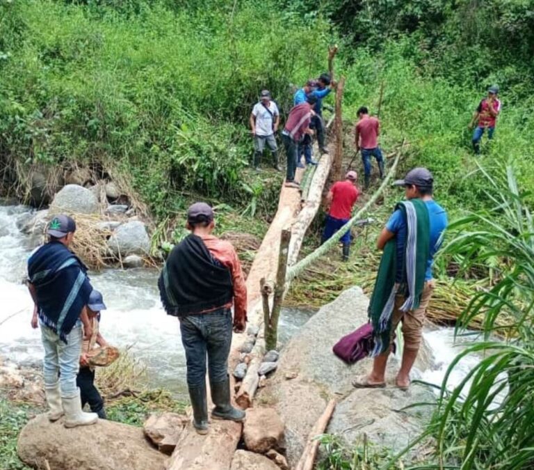 Ayabaca pobladores construyen puentes artesanales para cruzar quebradas en Frías