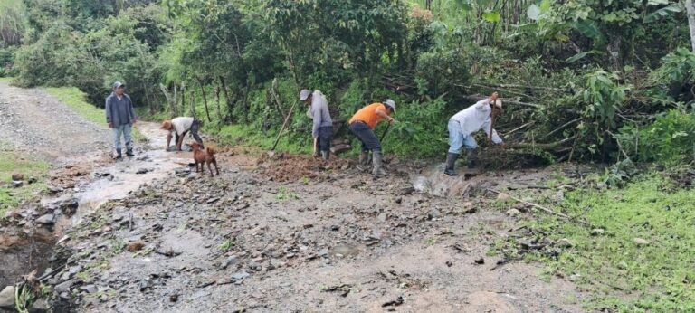 Ayabaca pobladores del C.P. Huachuma se unen para realizar trabajos comunales en respuesta a emergencia por lluvias