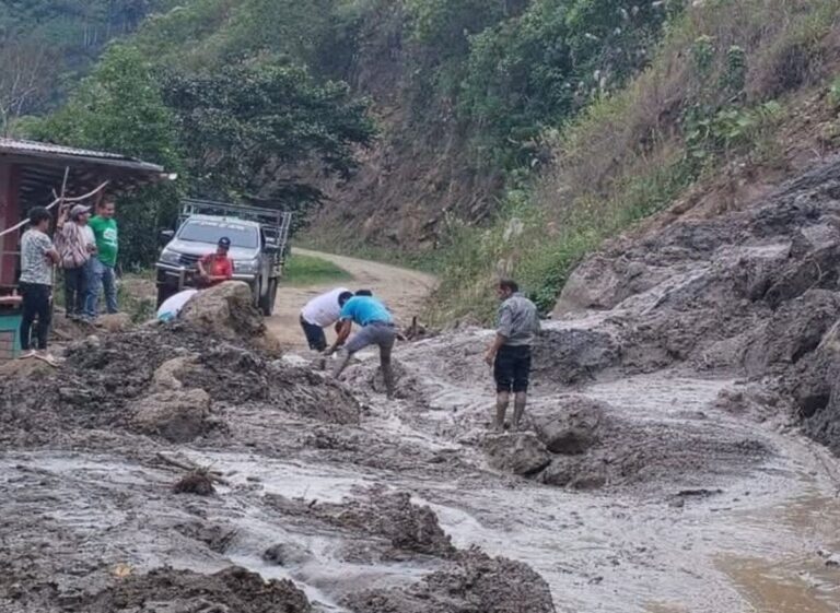 Huancabamba caserío de Hormigueros soporta constantes deslizamientos de tierra que impide el paso vehicular