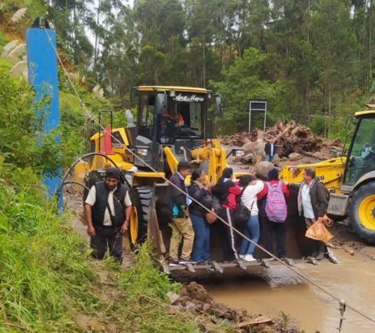 Huancabamba: docentes cruzan quebrada a bordo de un cargador frontal debido al mal estado de las vías