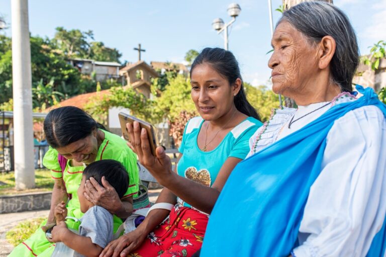 OSIPTEL al menos 7 de cada 10 mujeres cuentan con un smartphone o celular inteligente