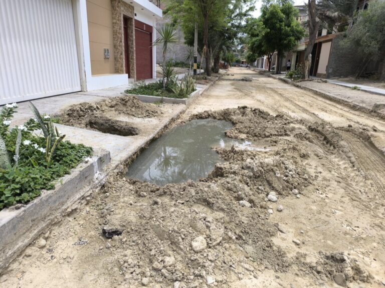 Piura vecinos de la Urb. Santa María del Pinar denuncian la colmatación de los buzones de desagües