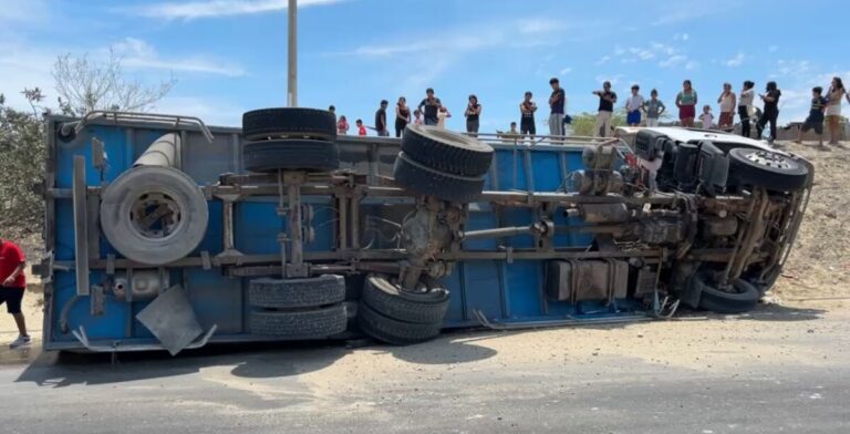 Sechura cámara frigorífica se despista en carretera en el caserío de Chusís