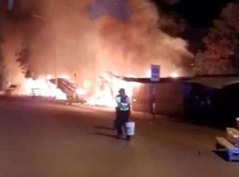 Siguen las extorsiones en Castilla incendian puestos de floristas por negarse a pagar cupo