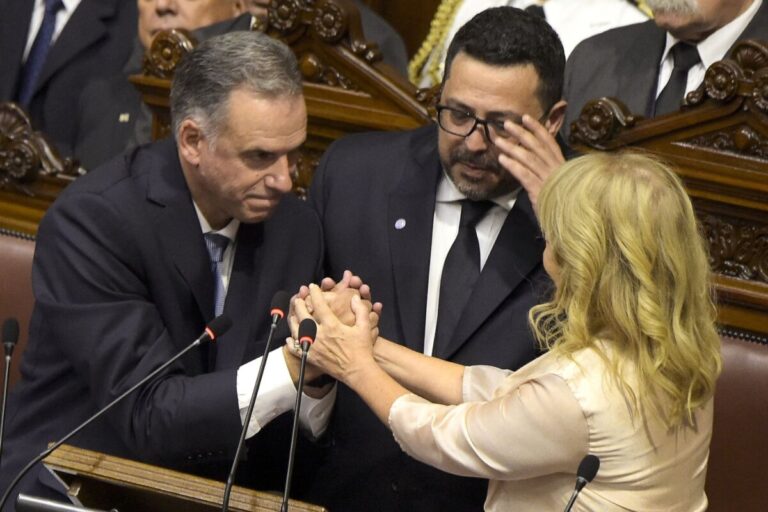 Yamandú Orsi asume la presidencia de Uruguay y devuelve el poder al Frente Amplio