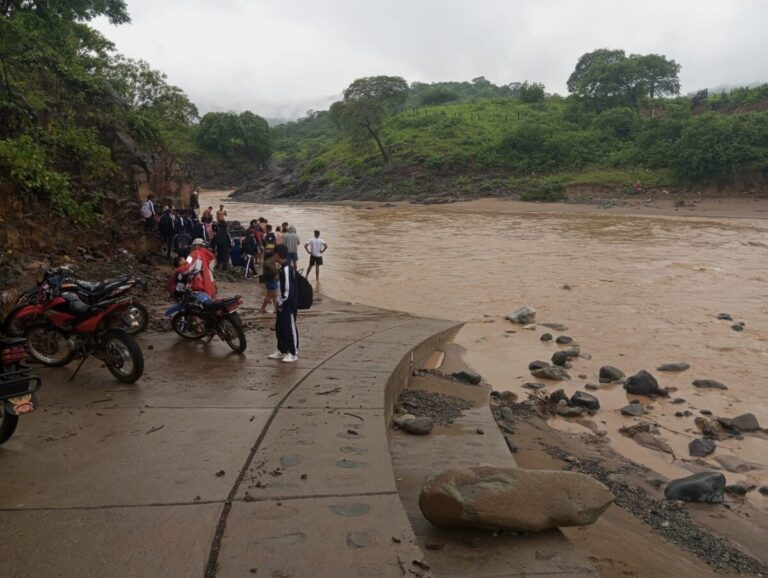 Ayabaca: estudiantes de Suyo arriesgan sus vidas cruzando quebrada para asistir a clases