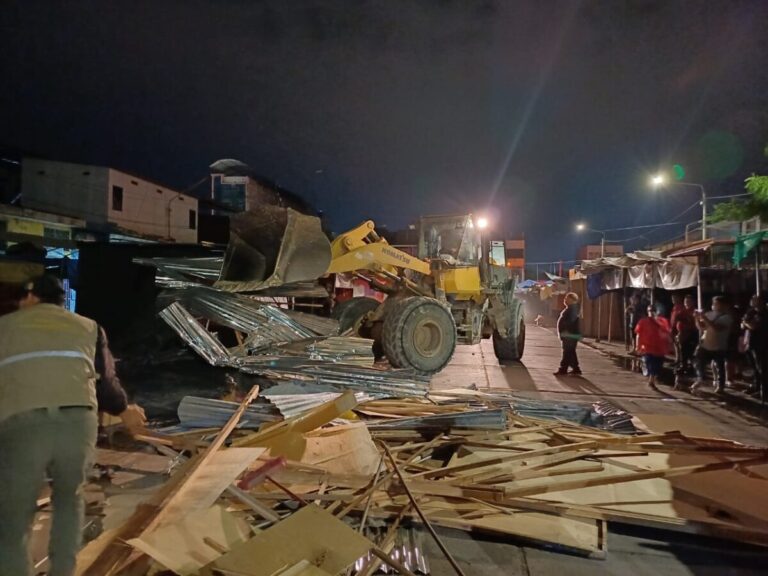 Piura retiran puestos informales que invadían la vía pública en el Complejo de Mercados