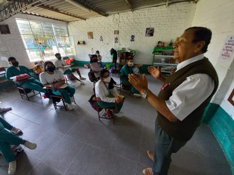 Catacaos despide al docente Leonídas Yarlequé Ruíz
