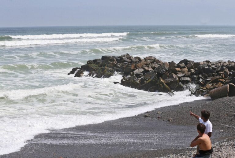 Oleajes persistirán en el litoral peruano hasta el miércoles 21 de mayo