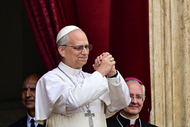 Papa León XIV saluda con emoción a las madres en su primer Regina Coeli