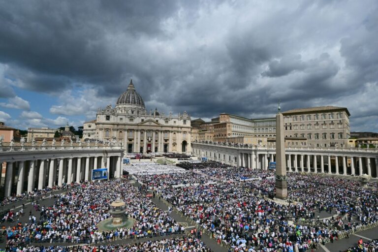 Vaticano: multitudinaria misa marca el inicio del pontificado de León XIV