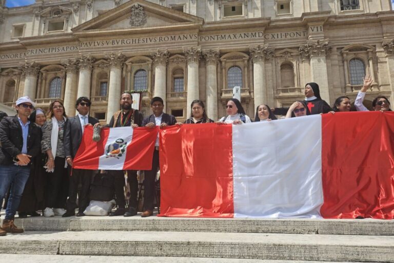 Banderas peruanas se hacen notar en la Plaza San Pedro durante misa del papa León XIV