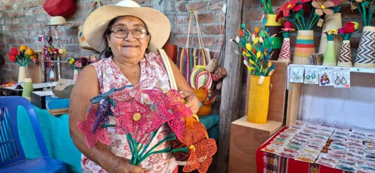 Artesana de Narihualá es reconocida como “Madre Cataquense del Bicentenario”
