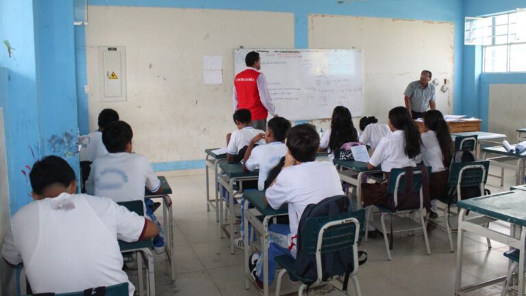 Ayabaca más de mil estudiantes de Suyo afectados por falta de contratación de docentes