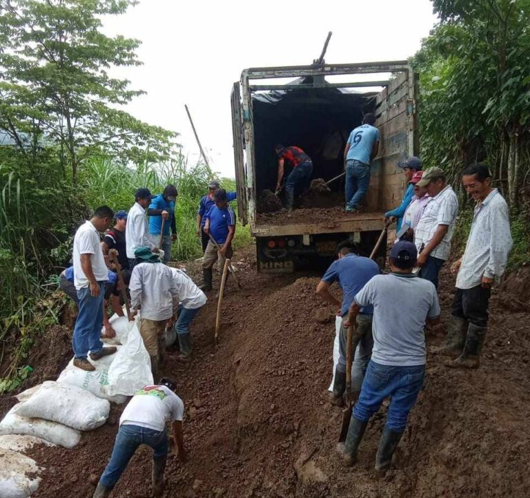 Ayabaca pobladores de Jililí realizan mantenimiento de la vía a Hualambi ante inacción de las autoridades