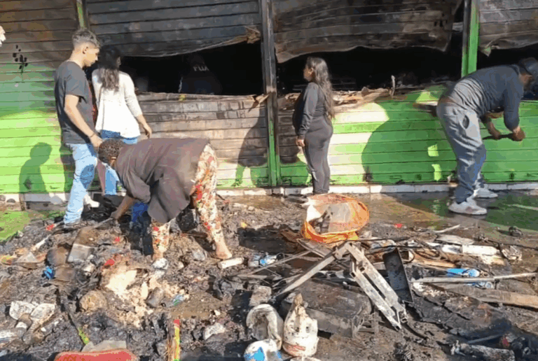 Incendio en el mercado de Piura destruye más de 50 puestos comerciales