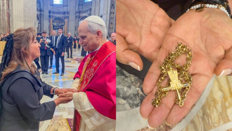 Dina Boluarte entrega cruz de Motupe al papa León XIV en el Vaticano