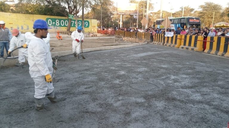Inicia el vaciado de concreto en una de las calzadas de la Av. Sullana tramo II