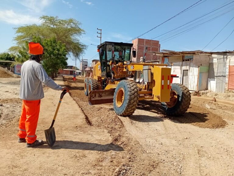 Piura obra de pistas y veredas en Los Claveles presenta un avance del 40 %