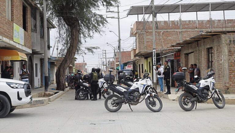 Sullana sicarios balean a  mototaxista durante desfile escolar en el A.H. Villa Primavera