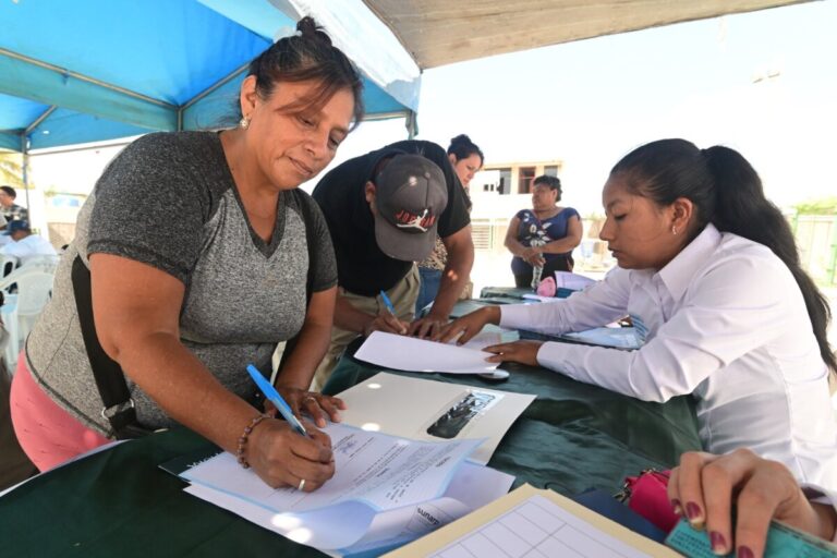 Tambogrande entregan títulos de propiedad a 85 familias del A.H. Godofredo García