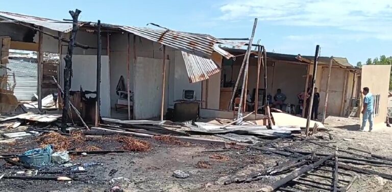 Veintiséis de Octubre incendio arrasa con dos viviendas y deja una afectada en UPIS Villa Caritas