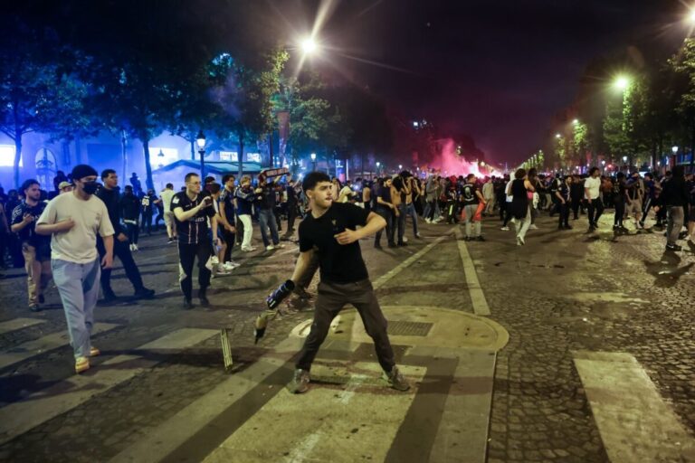 Celebración del PSG en París termina con saqueos y enfrentamientos