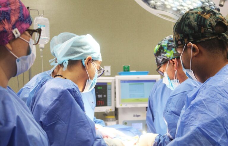 Hospital de Sullana realiza exitosa cirugía de prótesis de cadera a paciente con artrosis severa