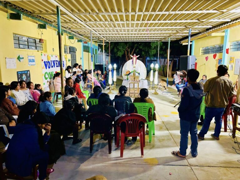 ‘Qué no daría yo por darle un abrazo a mi mamita’: hijo de docente asesinada en Piura clama justicia