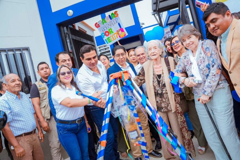 Castilla inauguran remodelado colegio inicial Antela Balarezo en la Urb. Miraflores