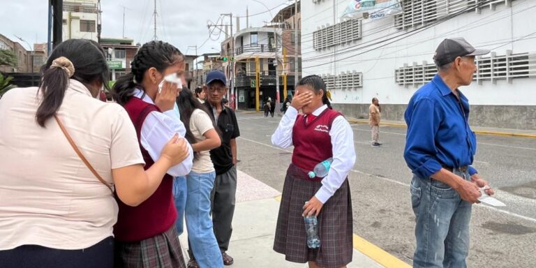 Piura: Pánico en desfile por bicentenario de Sechura tras uso de bomba con humo
