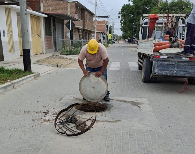 EPS Grau continúa con instalación de tapas, marcos y techos de buzón en Piura