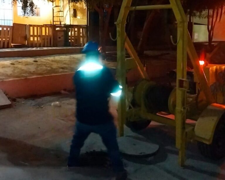 EPS Grau retira piedras, palos, telas de redes de desagüe en Veintiséis de Octubre