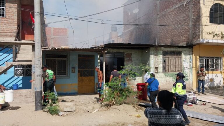 Piura incendio consume una vivienda en el A.H. Almirante Miguel Grau y deja a una familia damnificada