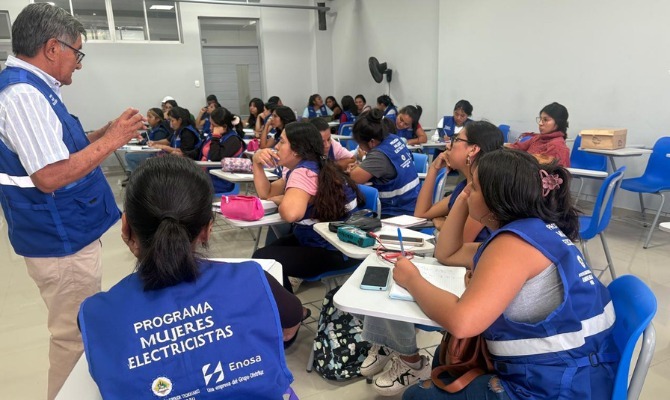 Treinta mujeres se forman como electricistas gracias a programa impulsado por Enosa