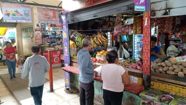 Veintiséis de Octubre comerciantes del mercado Santa Rosa se oponen a demolición del complejo