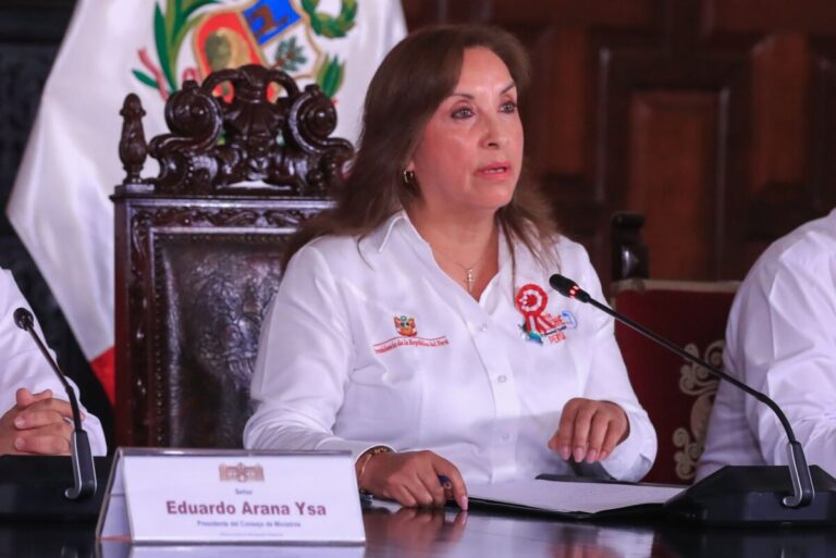 Dina Boluarte rompe el silencio y aclara su posición sobre incremento de remuneración
