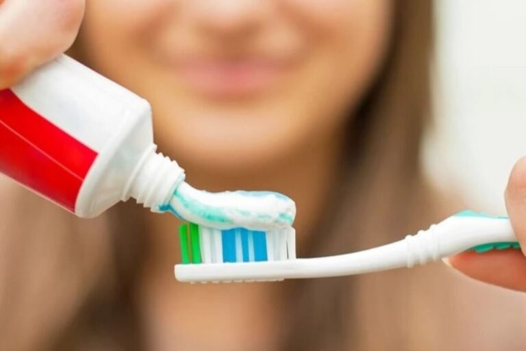 Emiten alerta sanitaria por efectos bucales asociados a pastas dentales: estas son las marcas