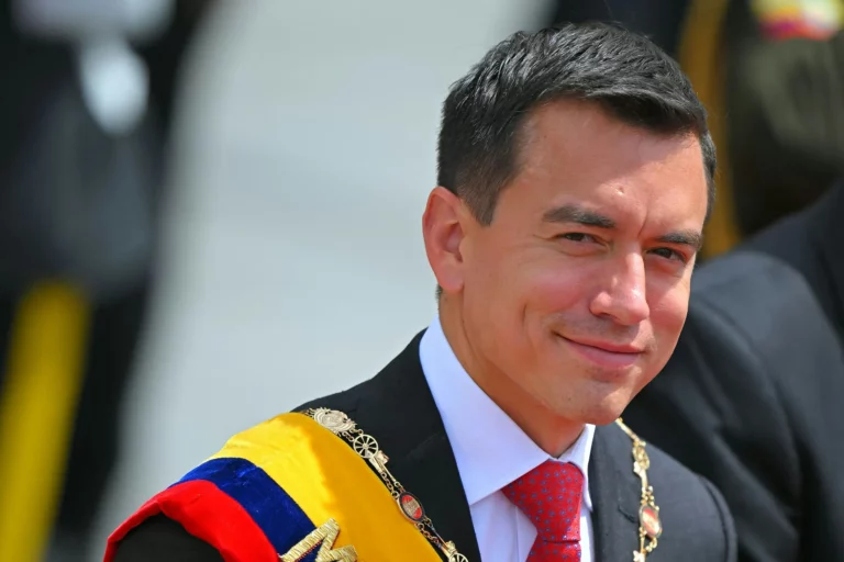 Ecuador reduce ministerios y despide a 5 mil funcionarios como parte de reforma estatal