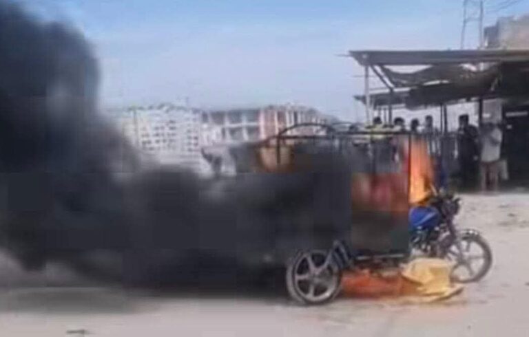 Paita: pobladores enfrentan a asaltantes y prenden fuego a mototaxi