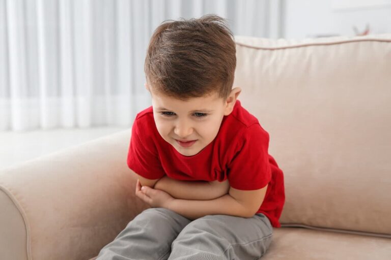Dolor abdominal en niños: signos de alerta y riesgos de la automedicación