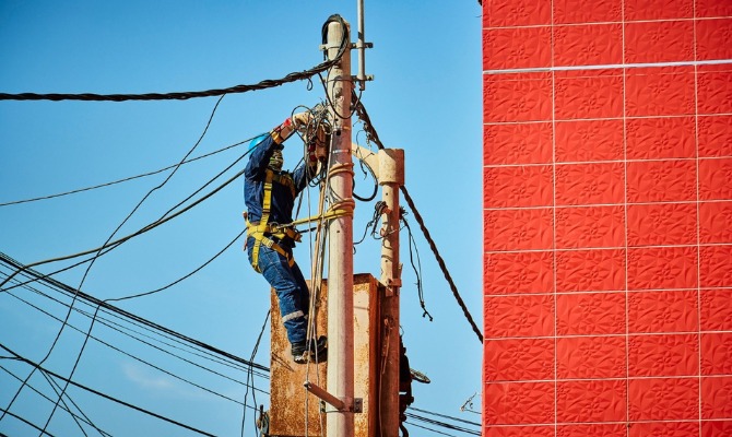 Cables en desuso aéreo significa riesgo y contaminación visual