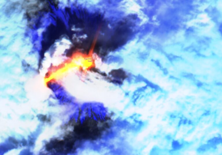 Volcán Klyuchevskoy entra en erupción tras fuerte sismo