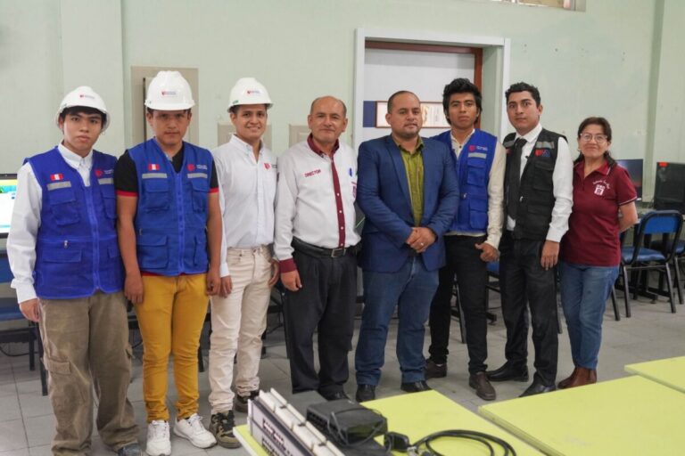 Estudiantes de UCV Piura renuevan la red del laboratorio de cómputo del Colegio San Miguel