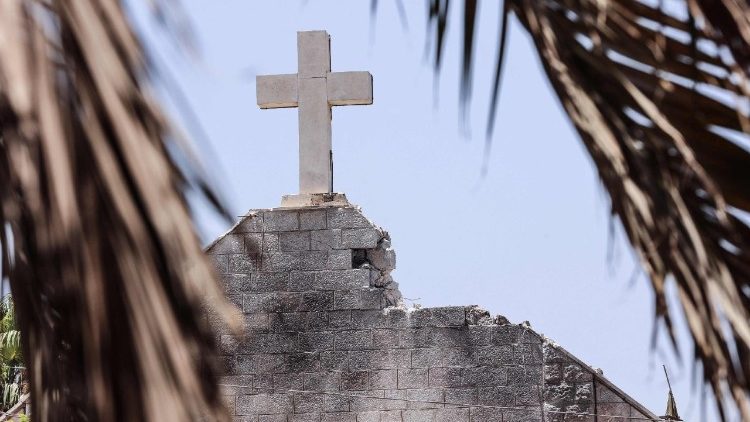 Papa León XIV exige alto el fuego inmediato tras ataque a iglesia en Gaza